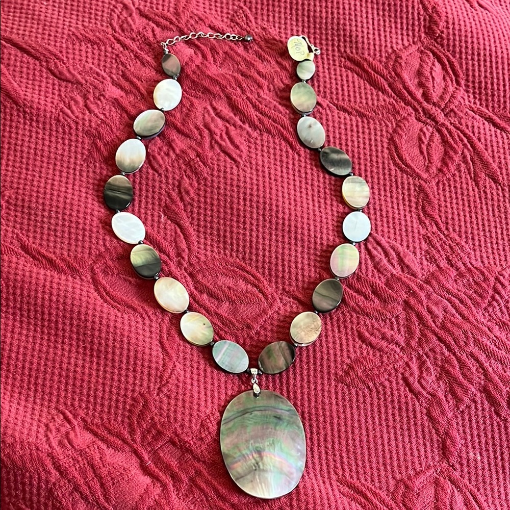 NWOT Elegant Mother of Pearl Necklace